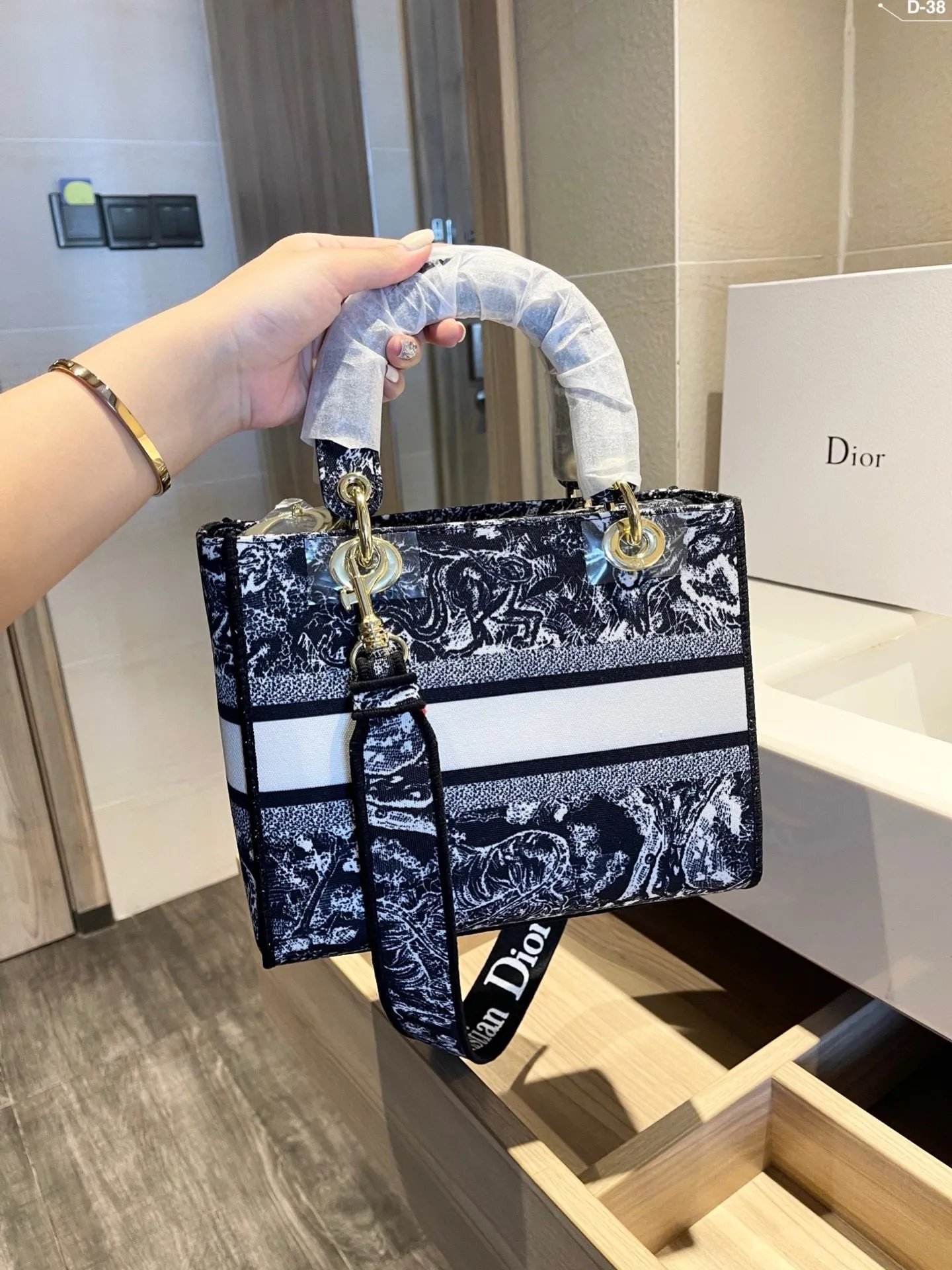 Luxury Handbags Christian Dior 301